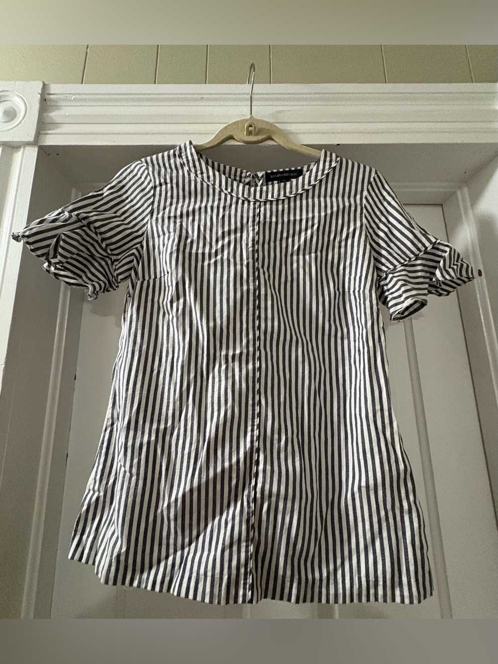 Banana Republic Women’s Gray and White Striped Blouse Size XS